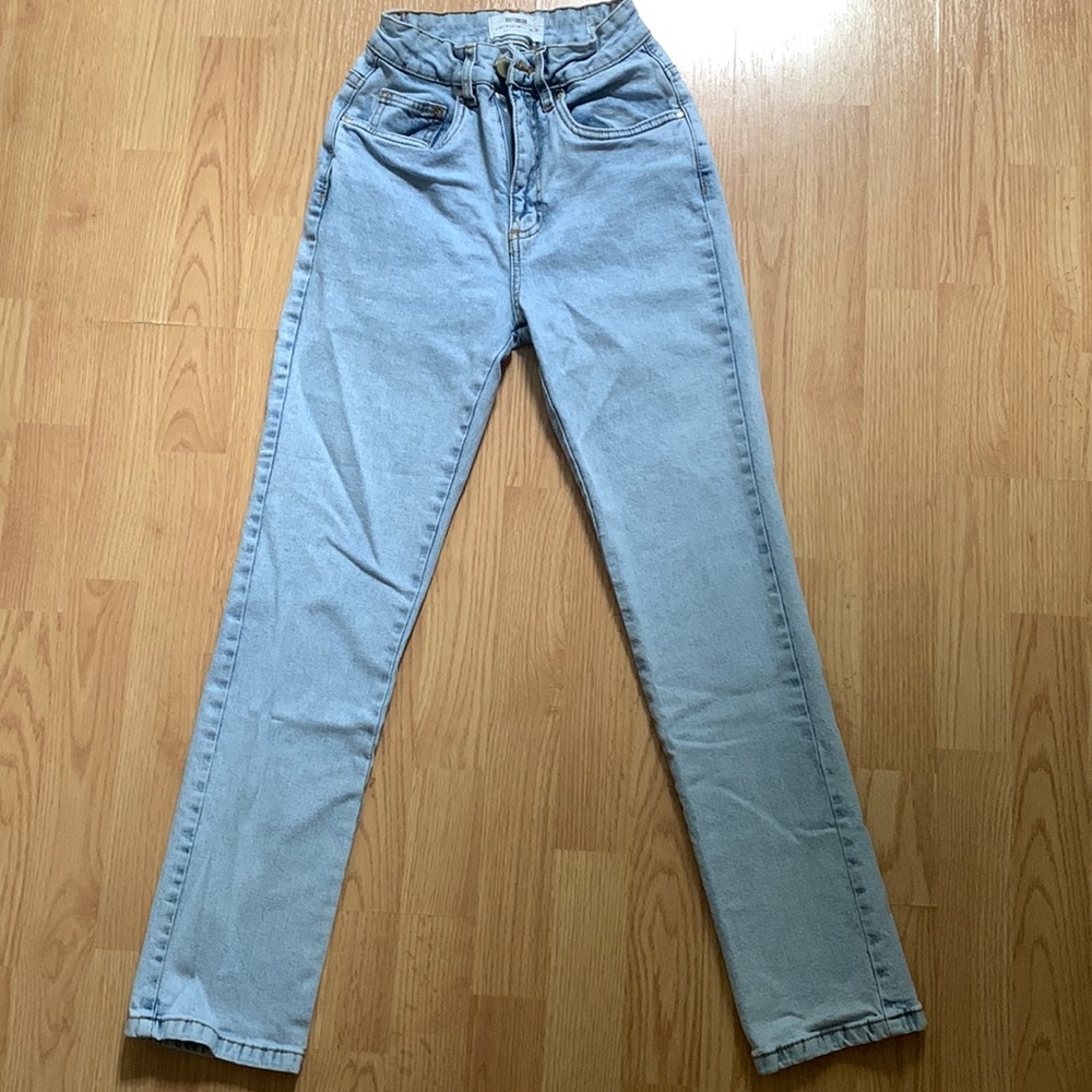 light wash stretch straight leg mom jeans
